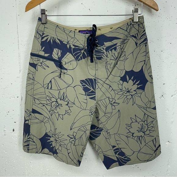 Patagonia Men’s size 32 Wavefarer Gray And Blue Floral Board Shorts - Picture 1 of 9